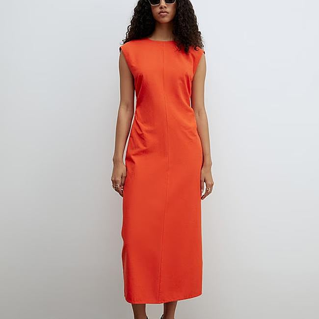 Vestido naranja de lino de Sfera, 19,99 euros.