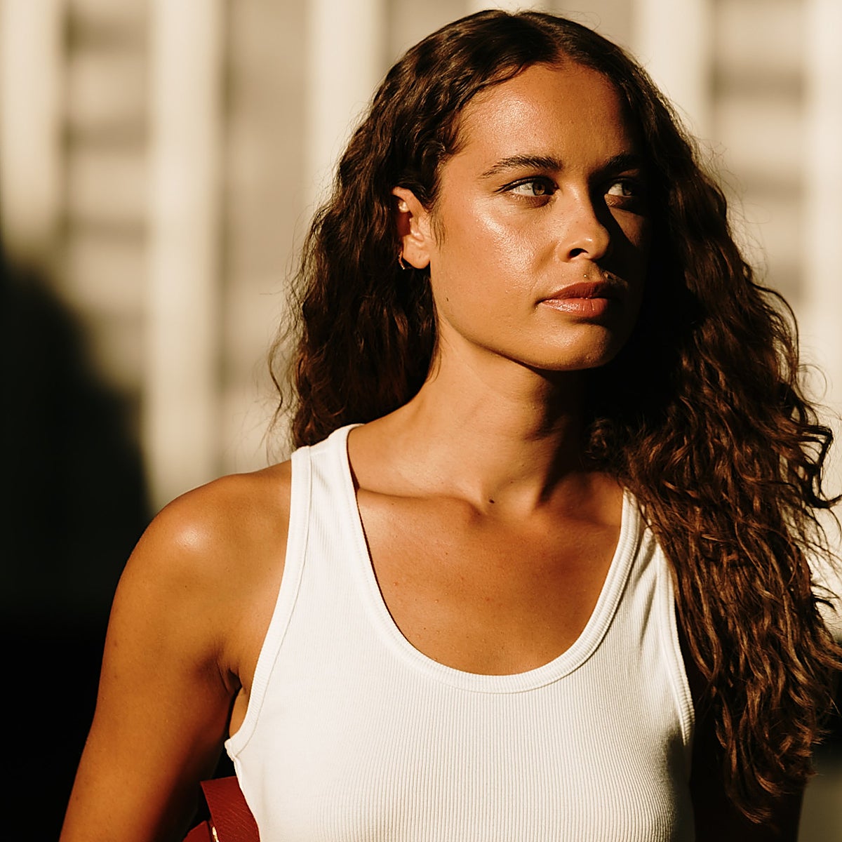 Mujer con la piel bronceada.