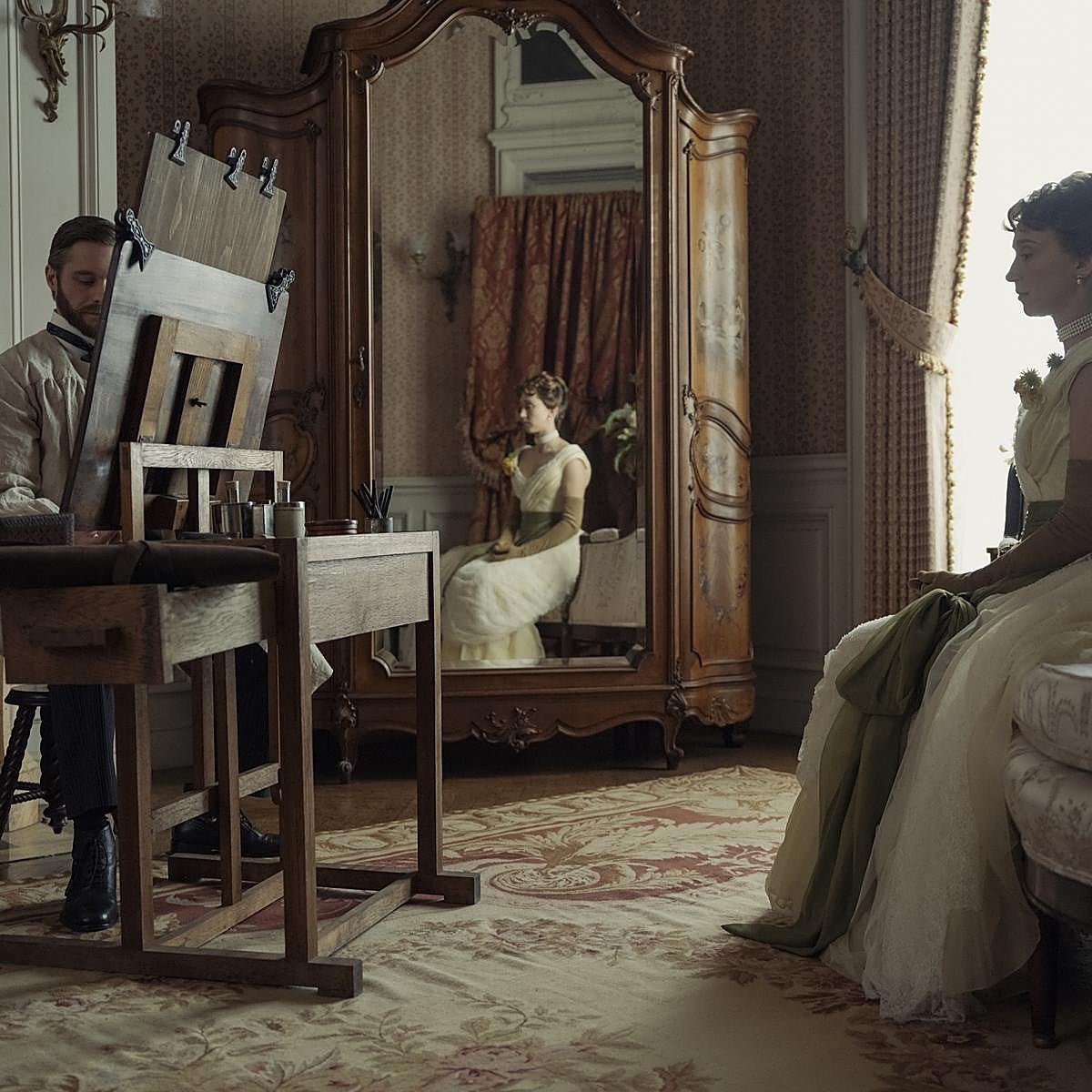 A la izquierda, Bobby Steggert interpretando al pintor John Singer Sargent retratando a Gladys Russell en La edad dorada.