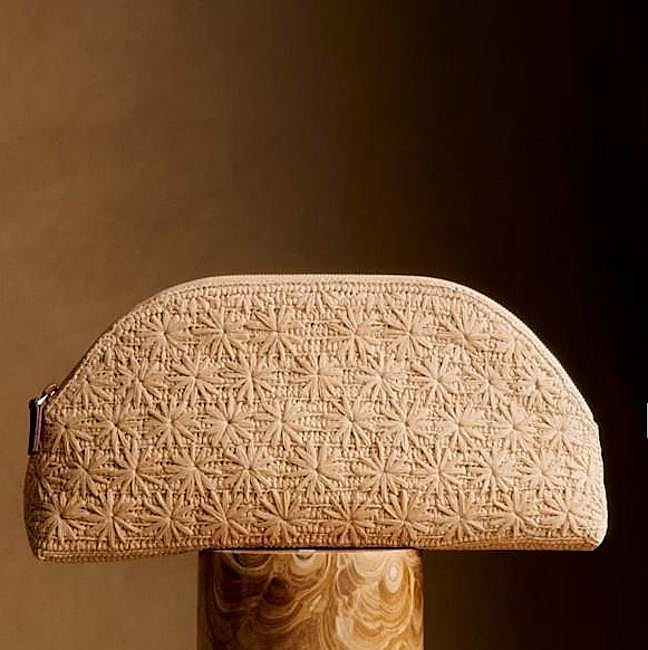 Maxi clutch de rafia con flores