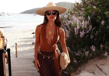 Influencer con bolso clutch de rafia en look de verano