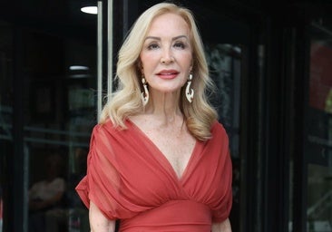 Carmen Lomana con un vestido rojo de invitada.