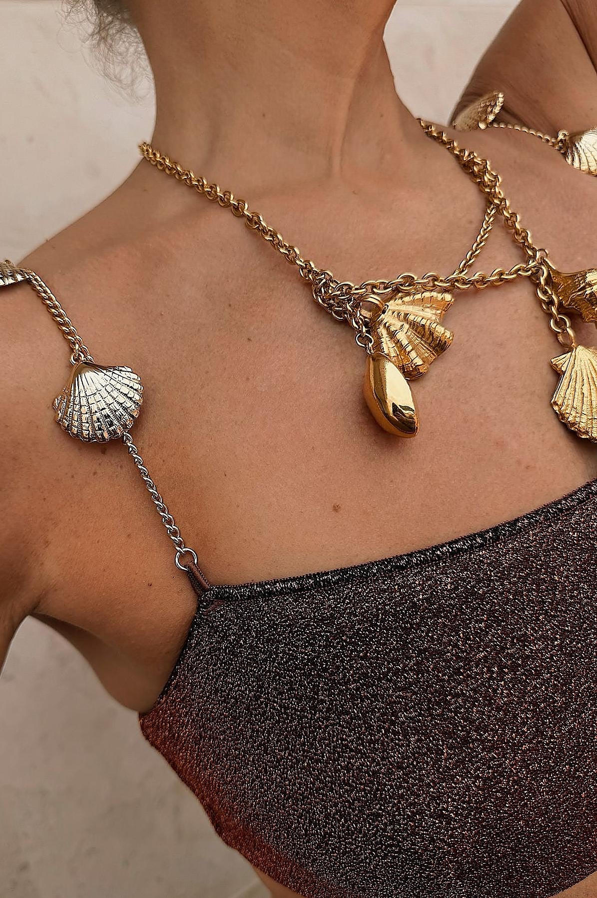 Influencer mayor de 50 con joyas marinas