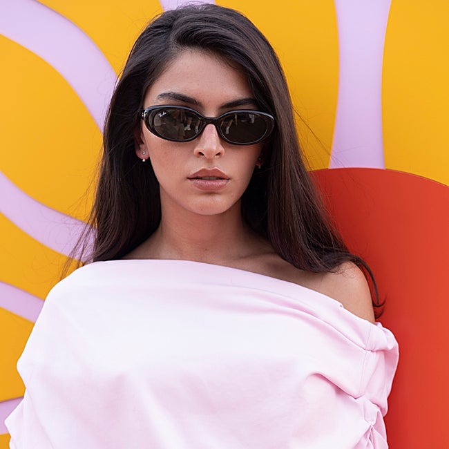 Lucía Rivera con el modelo de gafas Ray-Ban RB4441D.