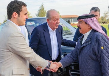 El rey Juan Carlos y Froilán viajan de vez en cuando por la zona. En la foto les vemos saludando al rey de BBaréin, Hamad bin Isa bin Salman al Jalifa, en marzo de 2024.