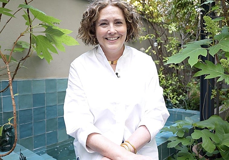 La florista y experta en plantas Sally Hambleton en su casa de Madrid.