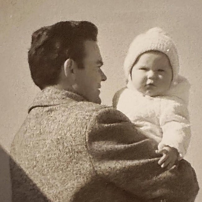 Un pequeño Santiago Segura junto a su padre.