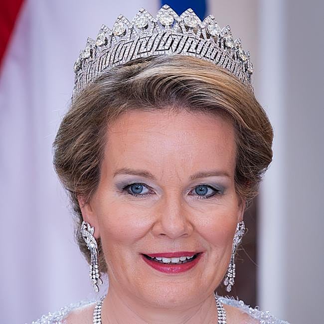 La tiara de las Nueve Provincias.