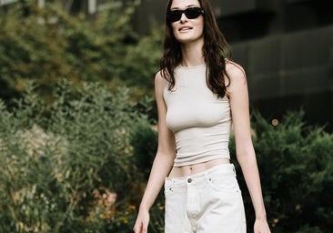 Los vaqueros blancos son el must del verano: favorecen la figura, combinan con todo y nunca fallan.