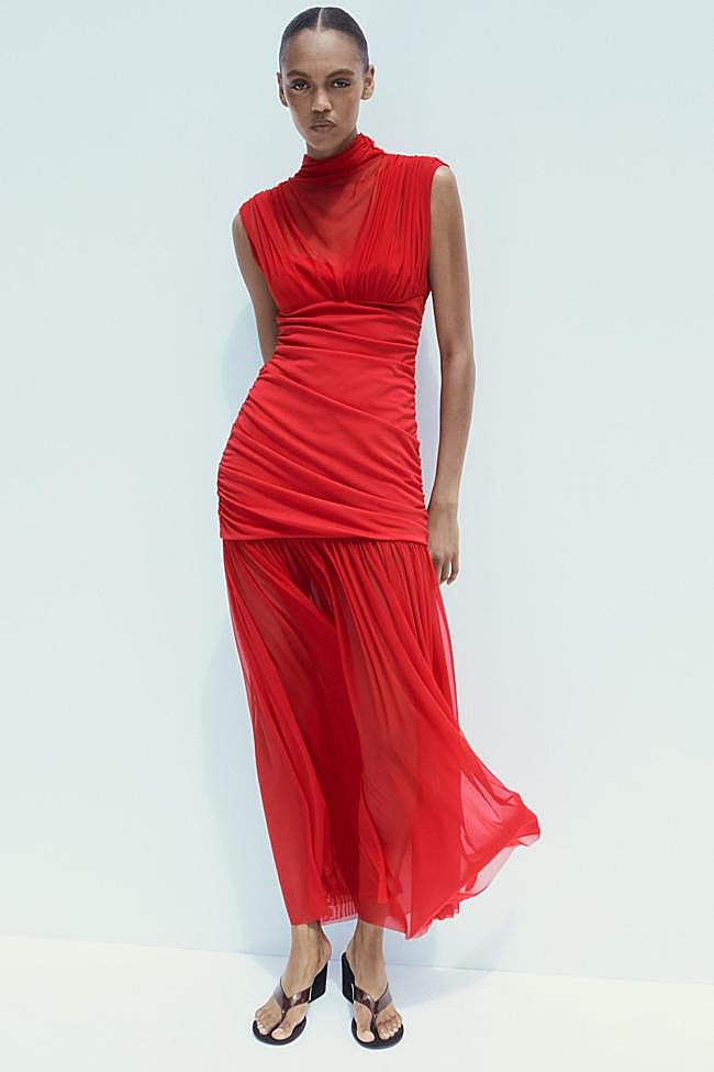 El vestido rojo drapeado de Zara.