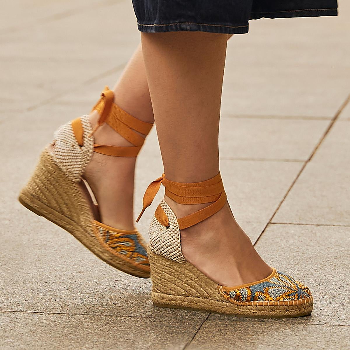 Mujer con alpargatas originales