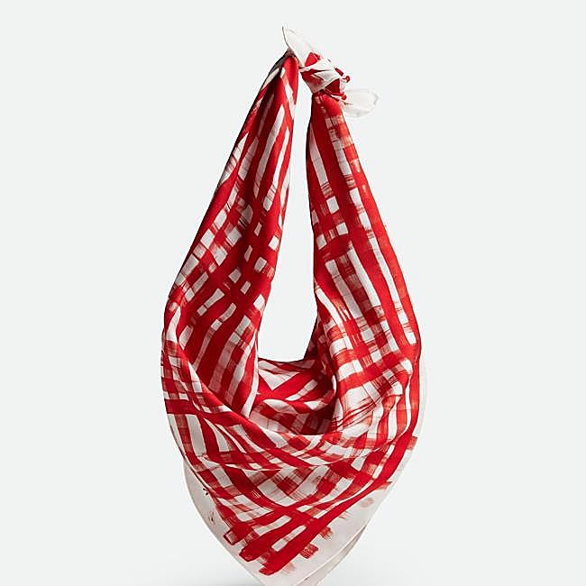 Bolso tipo panuelo con estampado de Bottega Veneta.