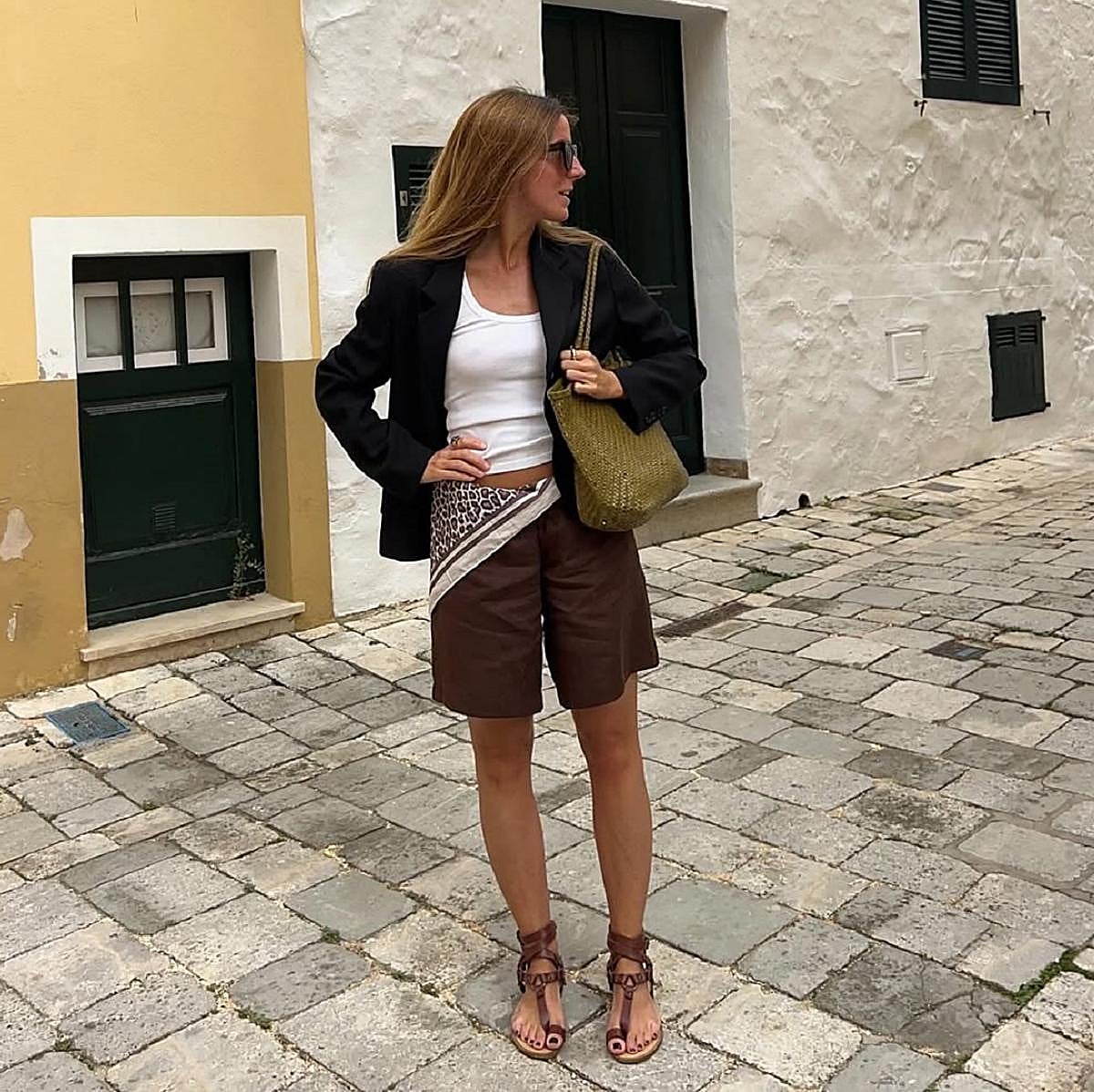 Look con pañuelo como cinturón