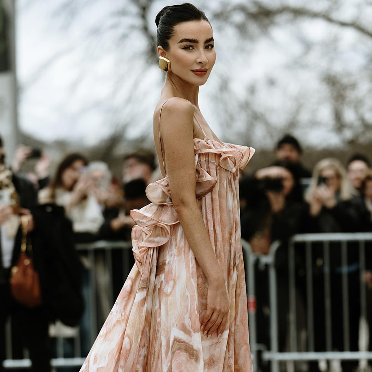 Mujer con look de invitada
