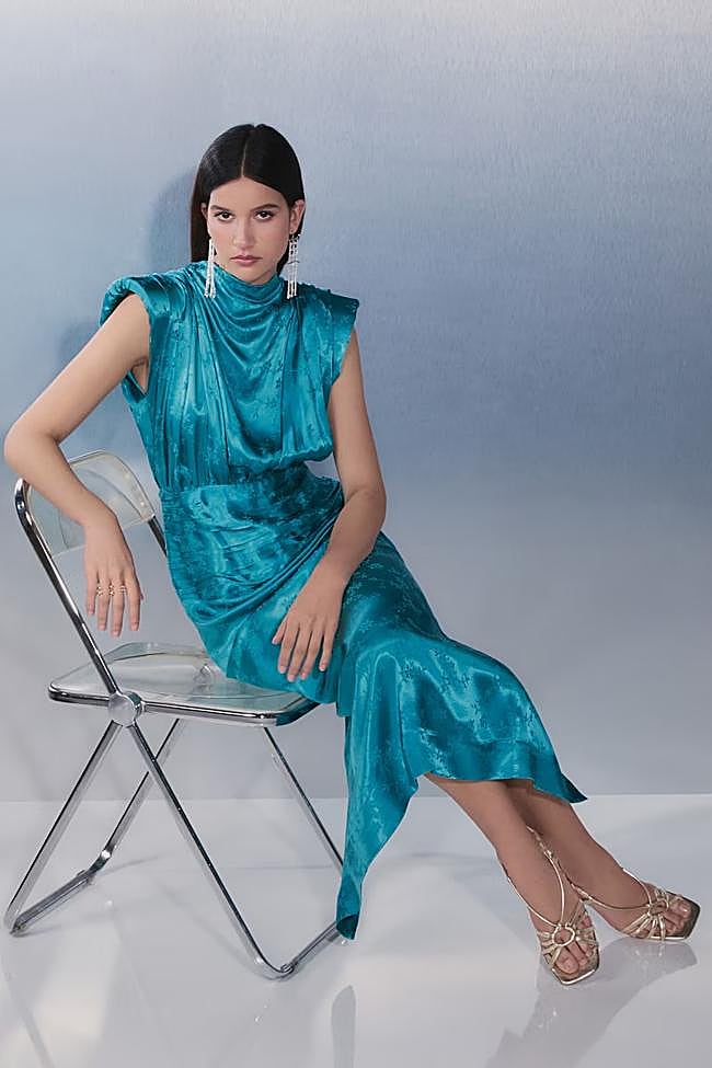 Vestido cuello subido drapeado jacquard (99,99€ en El Corte Inglés)