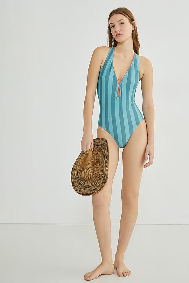 Bañador con estampado de rayas en azul de Hipercor.