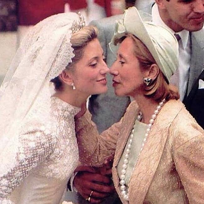 Marie-Chantal Miller besa a su madre el día de su boda.