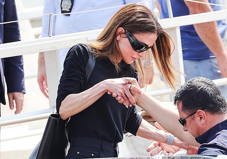 El momento en el que Rania de Jordania embarcó en un típico taxi veneciado para surcar los canales con destino a su hotel.