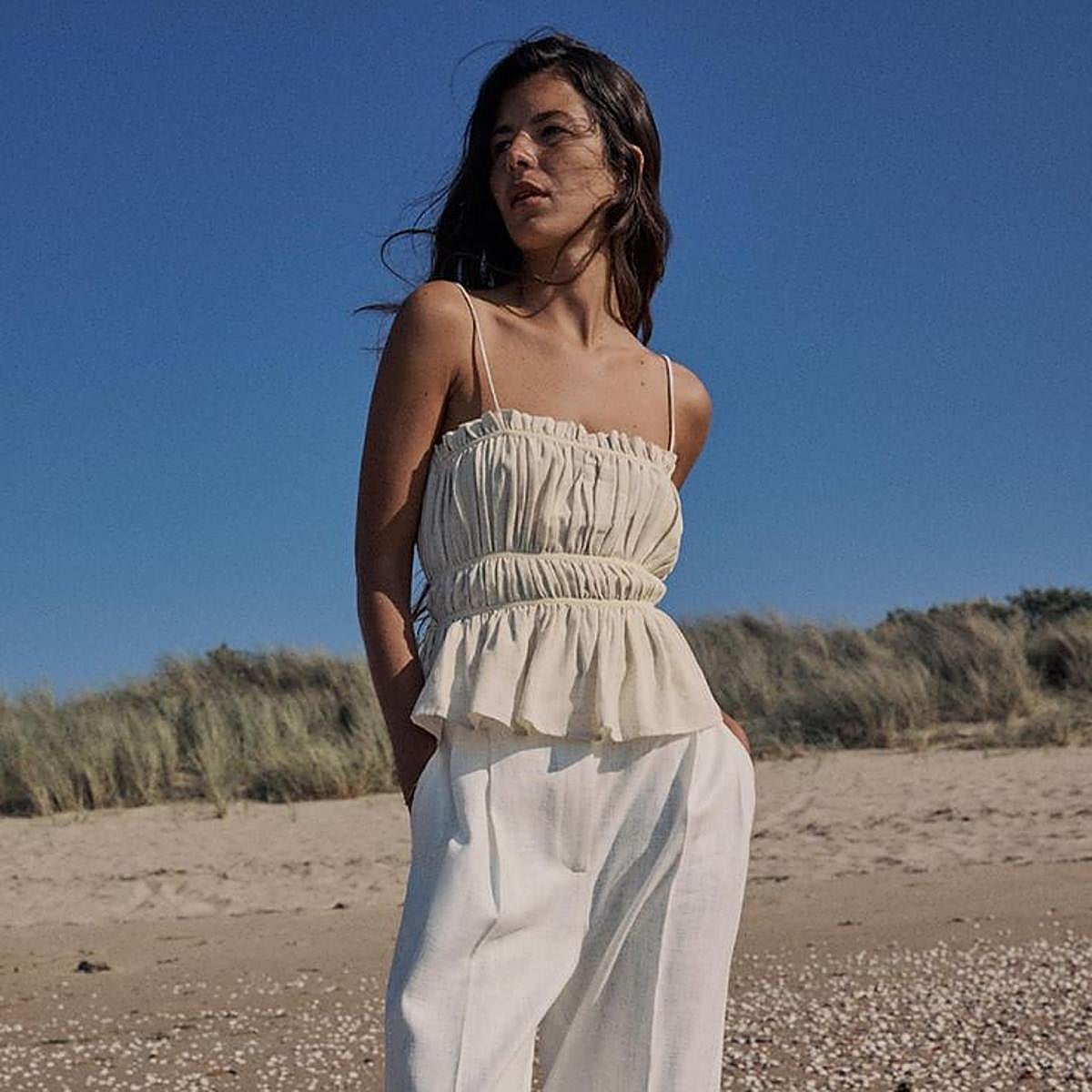 Modelo con top de verano de Zara