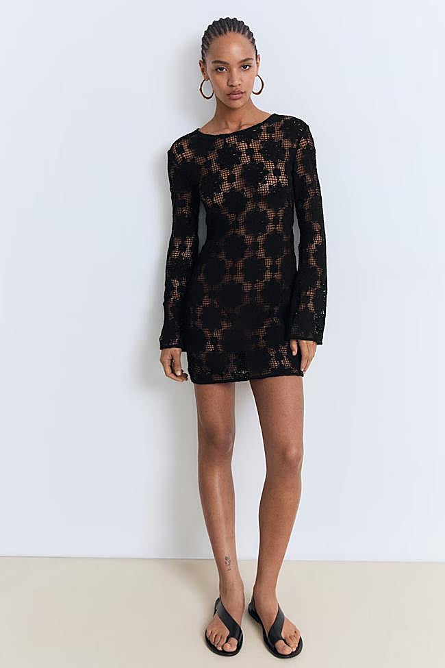 Vestido de croché en color negro de Mango