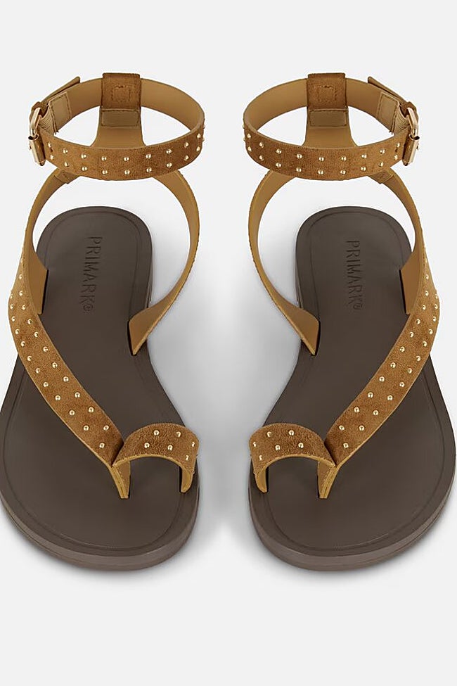 Sandalias de tiras y tachuelas.