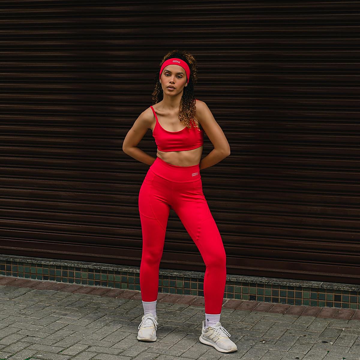 Mujer con un look deportivo para entrenar.