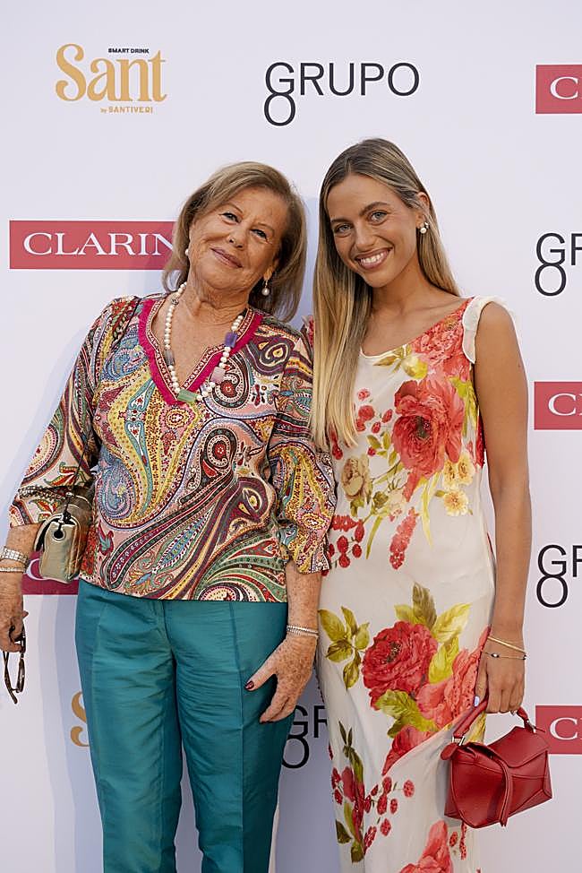 Blanca González y su abuela Beatriz Díaz en la fiesta del Grupo Go