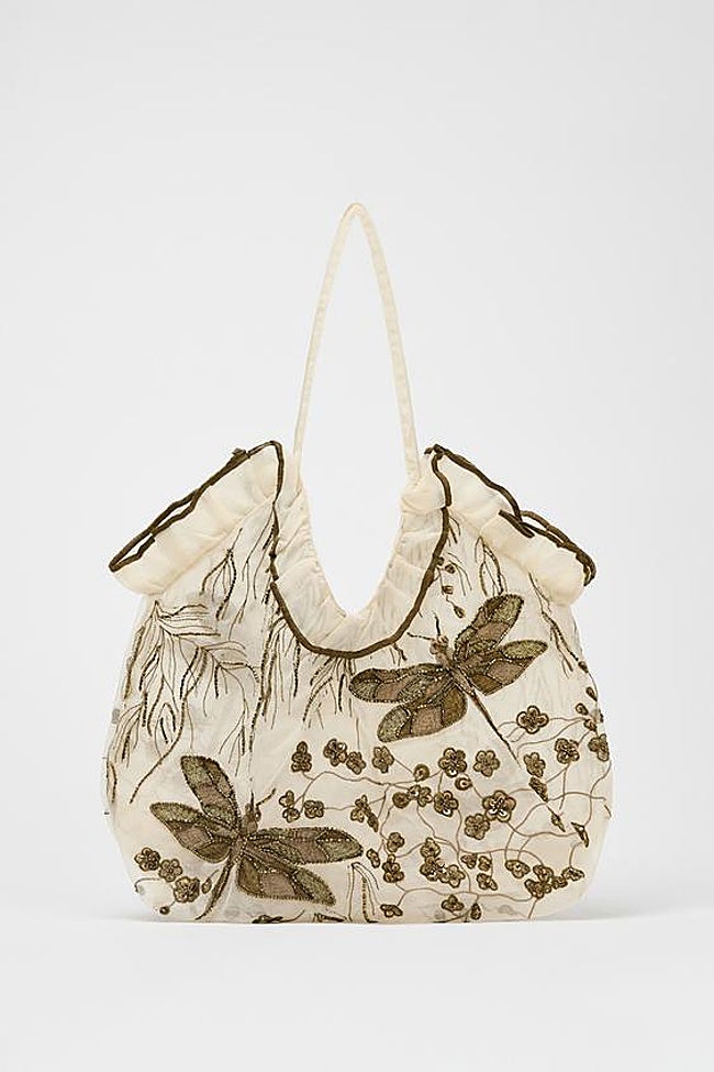 Bolso de hombro con bordados.