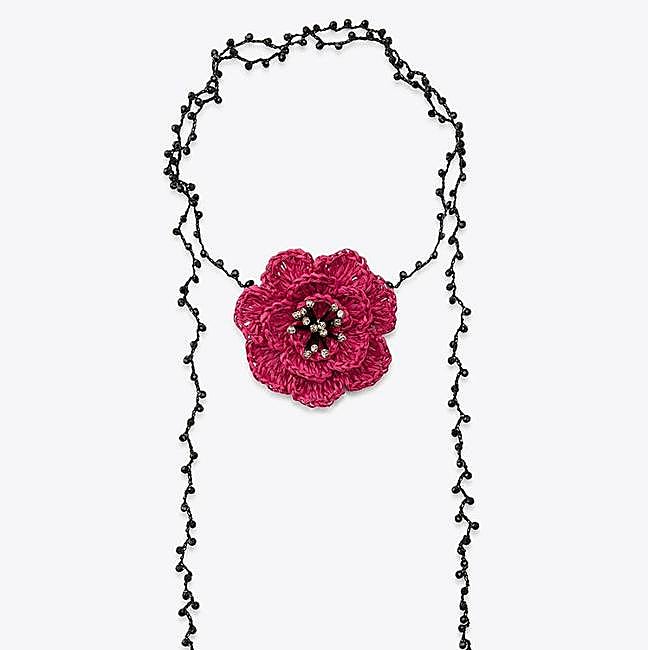 Collar flor rafia brillos (12,99€)