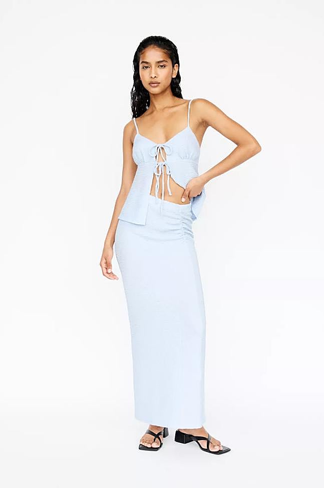 Top lazos efecto arrugado (17,99€) y Falda midi frunces cintura (22,99€)