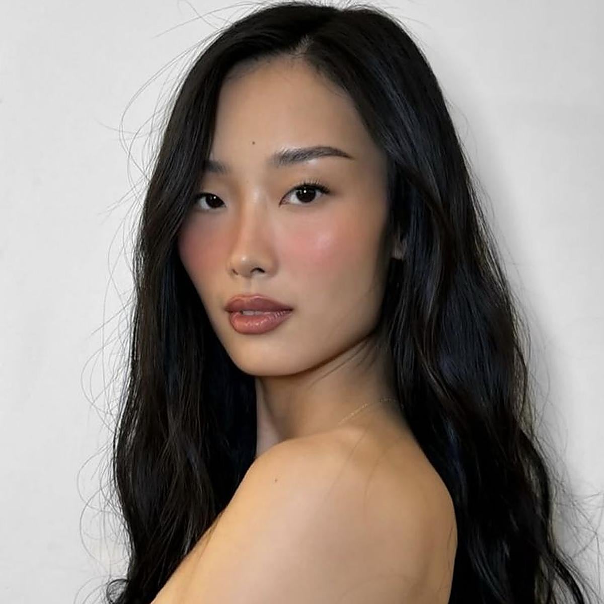 Modelo coreana con piel tersa