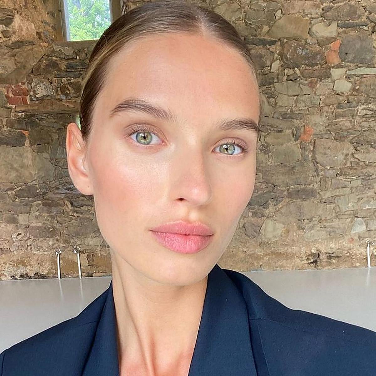 Influencer con piel limpia y luminosa