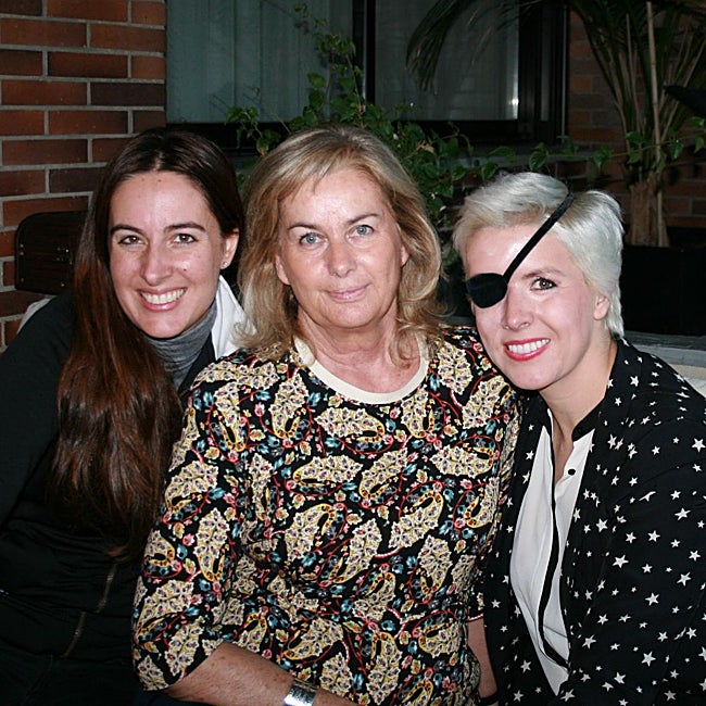 María de Villota junto a su madre, Isabel Comba, y su hermana Isabel.
