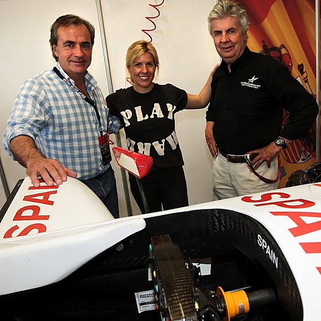 María de Villota junto a Carlos Sainz y Emilio de Villota.