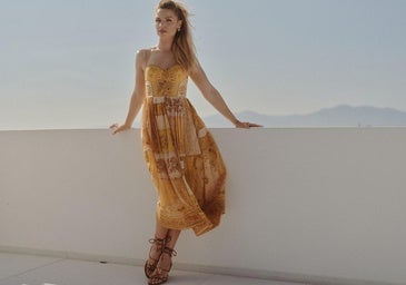 Mirela Balic, con look de Zimmermann en Mykonos.