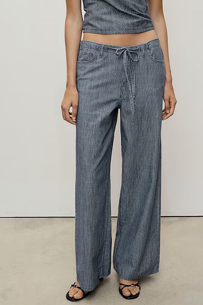 Pantalón vaquero rayas.