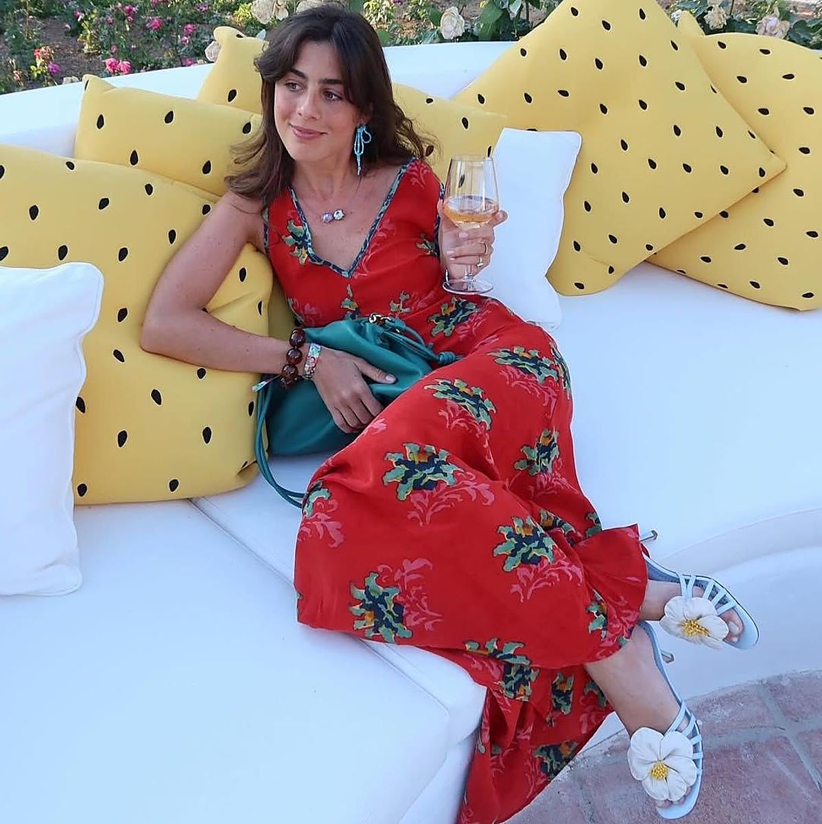 Una influencer con unas sandalias con flor.