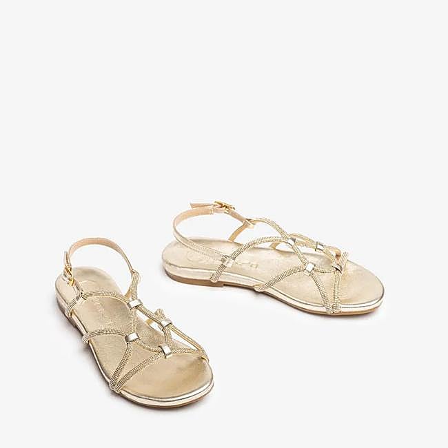 Sandalias doradas de Unisa, 75 euros.