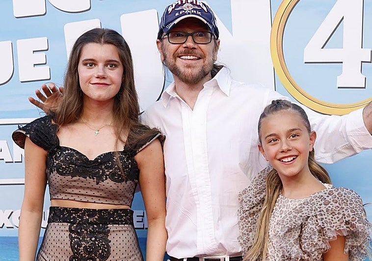 Santiago Segura y sus dos hijas, en el estreno de Padre no hay más que uno 4.