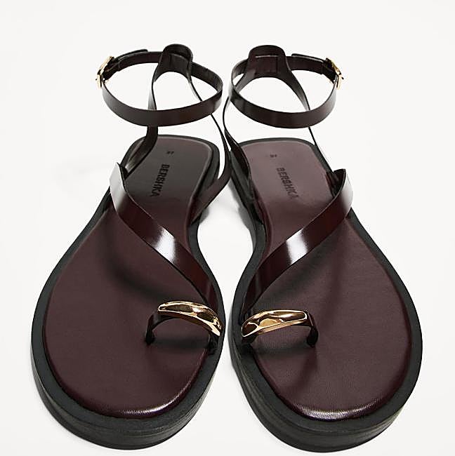 Sandalias planas con detalle dorado