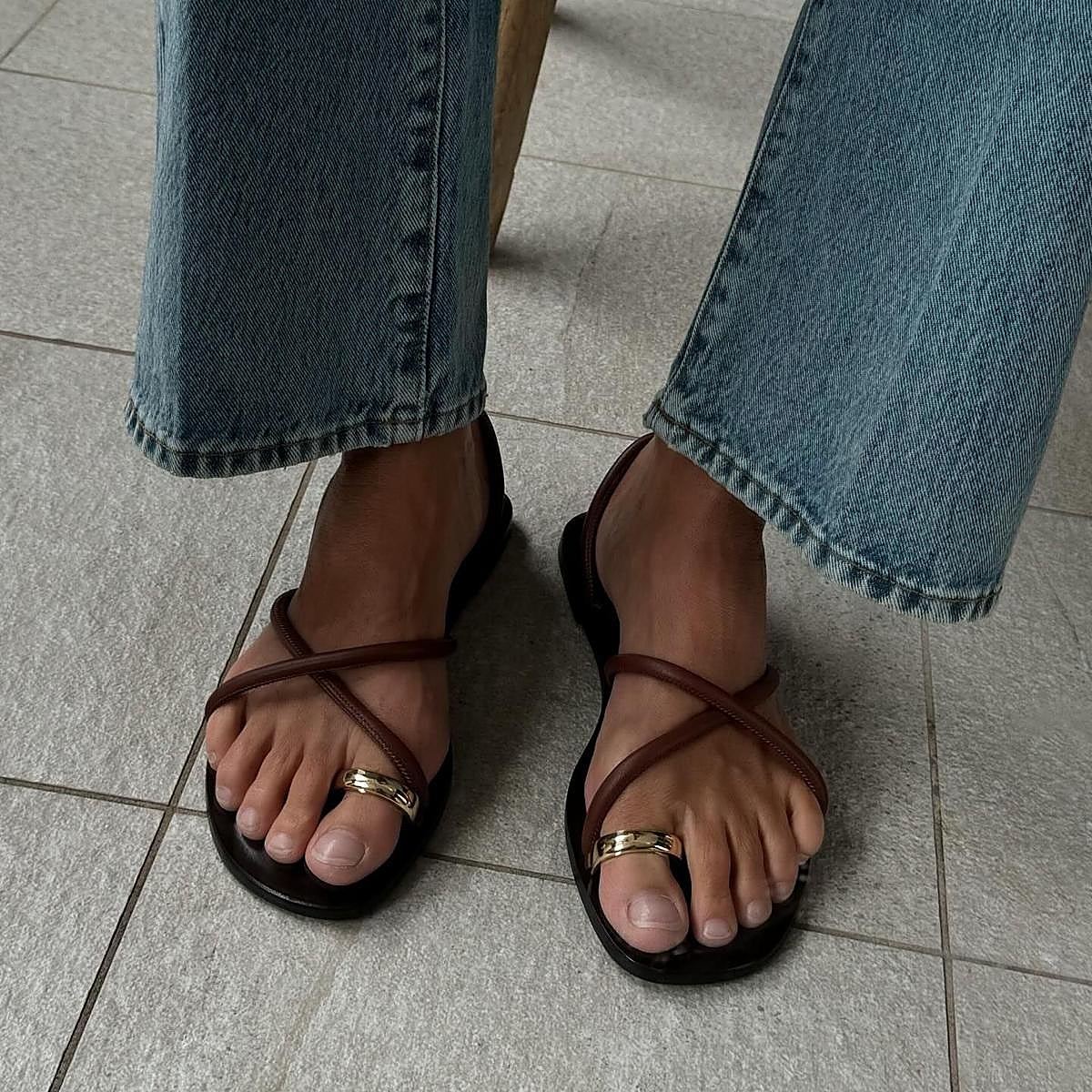 Influencer con zapatos de verano tendencia