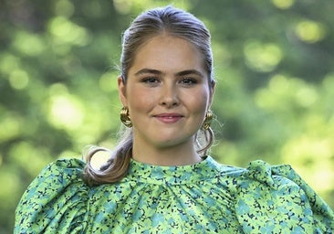 Amalia de Holanda, guapísima, en el tradicional posado de verano con un look tendencia: blusa de flores y zapatillas Adidas