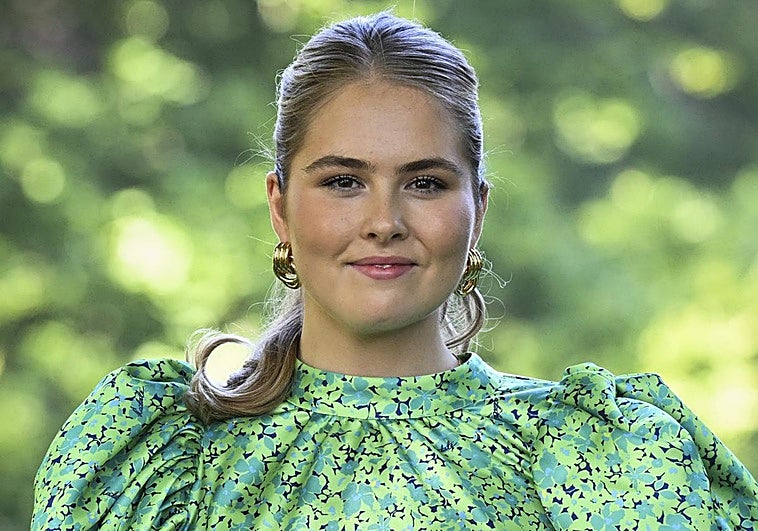 Amalia de Holanda, guapísima, en el tradicional posado de verano con un look tendencia: blusa de flores y zapatillas Adidas