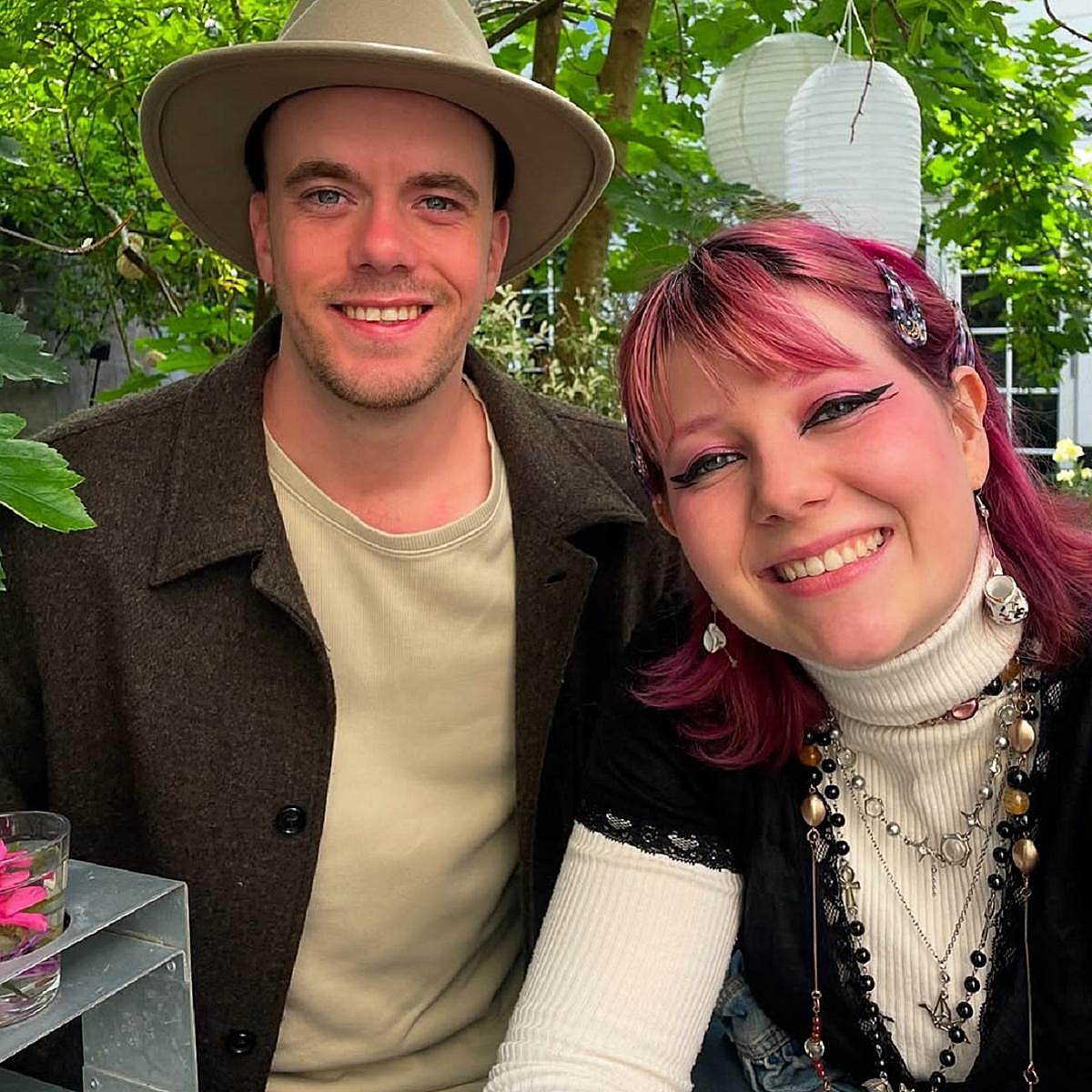 Maud Angélica, junto a un amigo en una foto de sus redes.