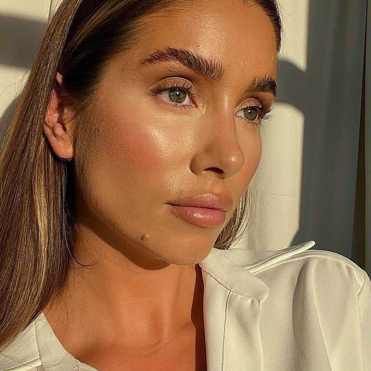 Influencer con piel bronceada