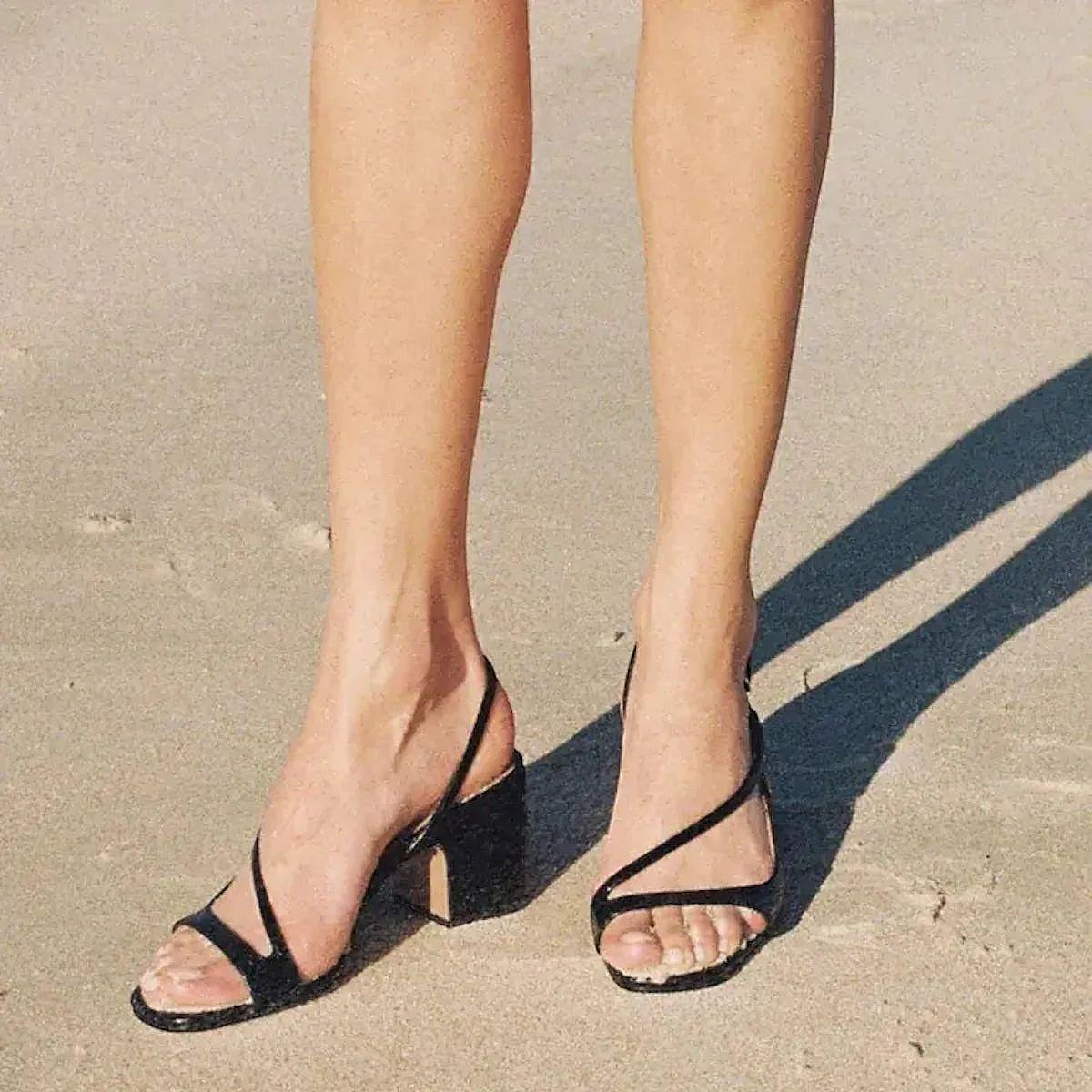 Influencer con pedicura sencilla