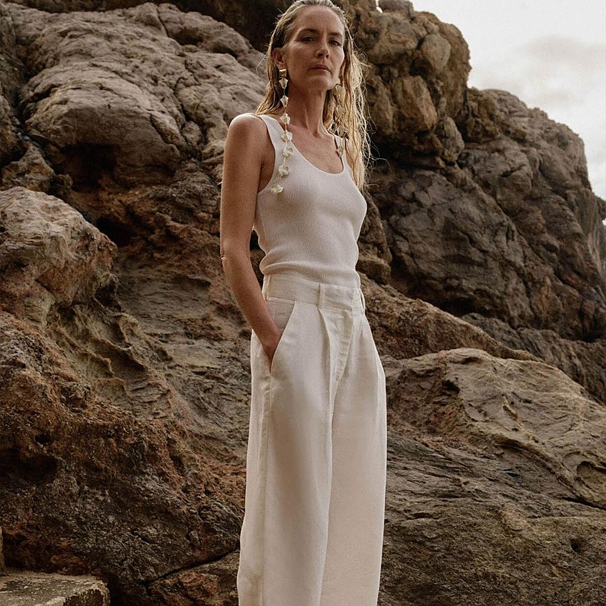 Modelo con pantalones de lino de Sfera