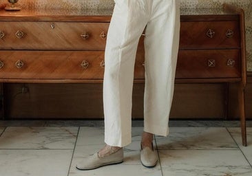 Kelly Rutherford con zapatos tipo venecianas