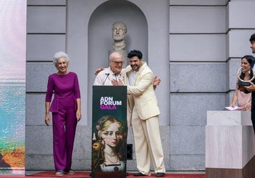 El premiado Luis Gordillo junto a su mujer, Pilar Linares, y el presidente de ADN Fórum, Gabriel Castillo, durante la gala.