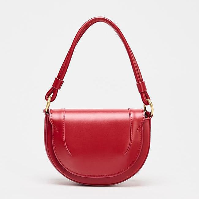 Bolso rojo de Zara (25,99 euros)